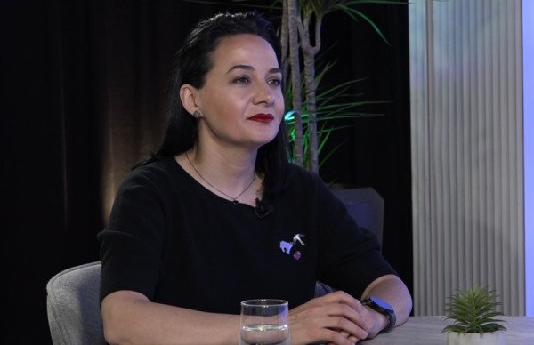​“Unë presidente ose le të kallet Kosova”, Fitore Pacolli e kritikon Vjosa Osmanin