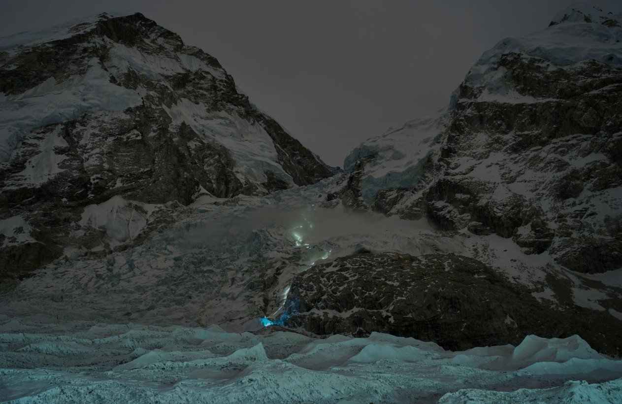 Nj&euml; shteg me pishtar&euml; kokash alpinist&euml;sh sh&euml;non rrug&euml;n drejt maj&euml;s s&euml; malit m&euml; t&euml; lart&euml; n&euml;...