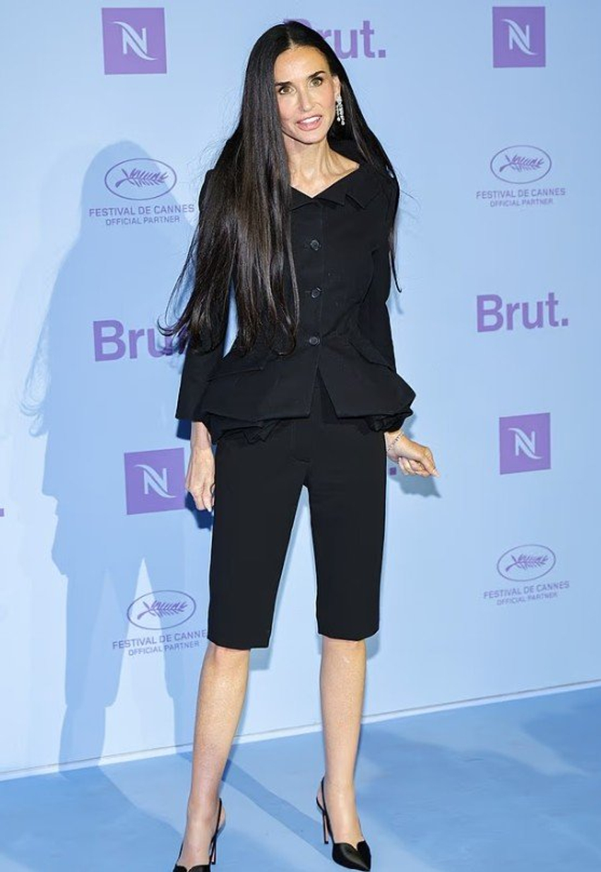 Demi Moore heq dorë nga fustanet joshëse për një fustan elegant