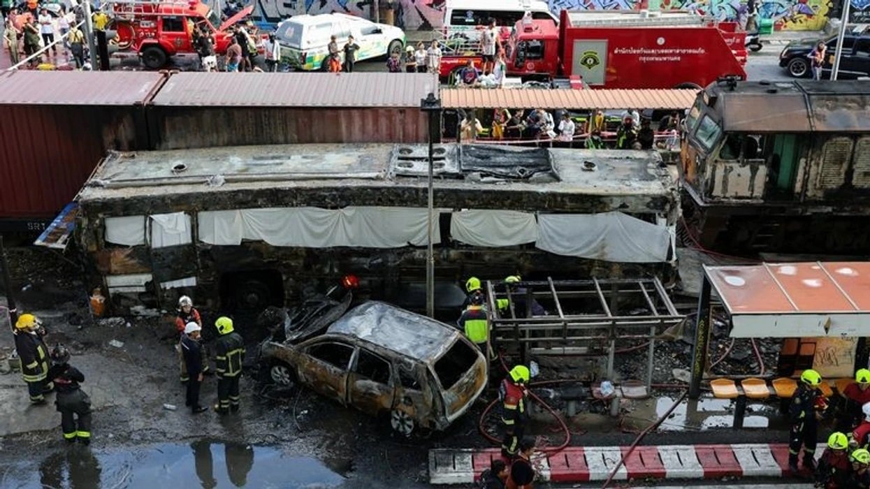 Treni përplas autobusin në Tajlandë, të paktën tetë të vdekur
