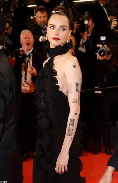 Cara Delevingne shkëlqen me fustan të guximshëm në Kanë