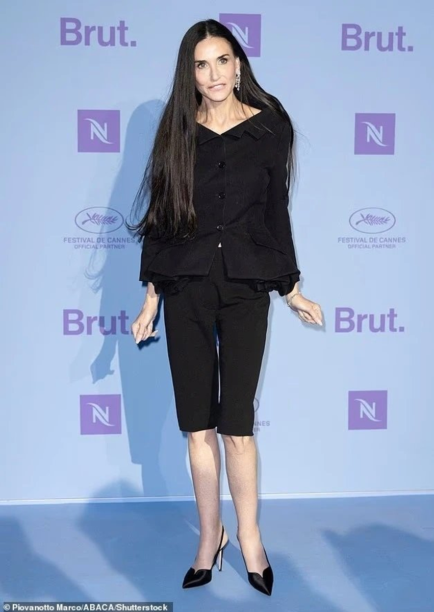 Demi Moore zgjedh elegancën klasike për daljen e saj të tretë në Kanë