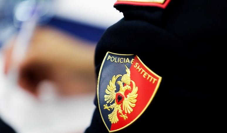 Dy persona të maskuar grabisin argjendarinë në Kamëz, vjedhin bizhuteritë