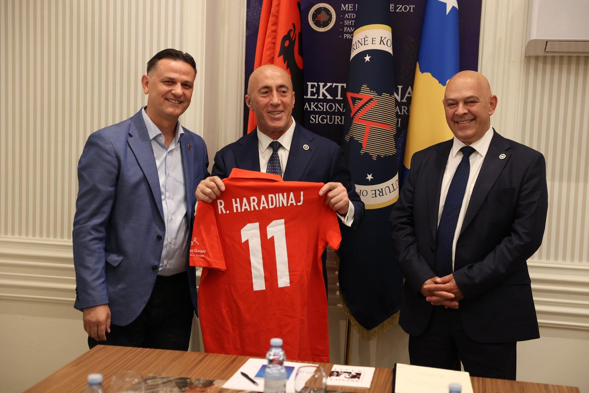 Humanisti dhe kandidati i parë shqiptar për parlament të Bazelit aderon në AAK, e presin Haradinaj e Gjini