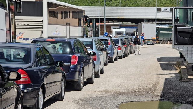 Trafik kilometrik në Kapshticë, qytetarët me orë të tëra në radhë për të kaluar në Greqi