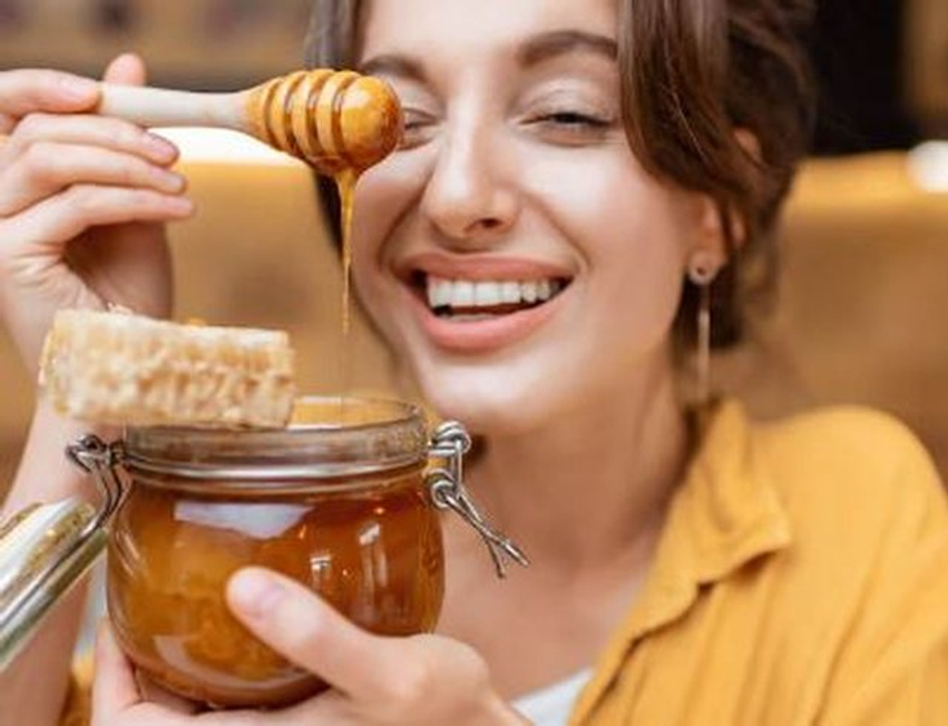 Mjalti si alternativë ndaj sheqerit  Çfarë ndodh me trupin kur e konsumoni çdo ditë