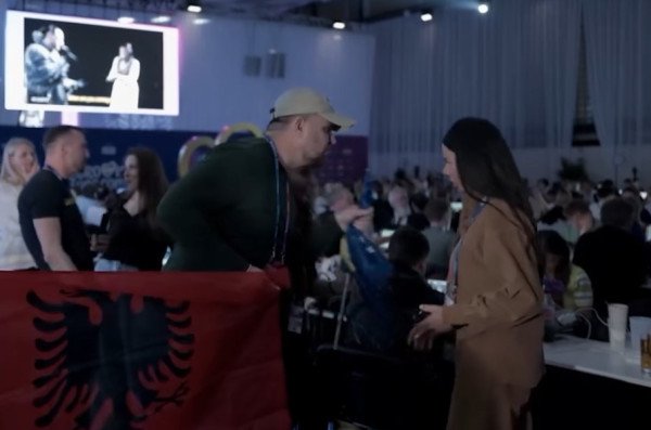 ​Incidenti në Eurovizion, delegacioni serb nuk ia doli të largon flamurin e Kosovës