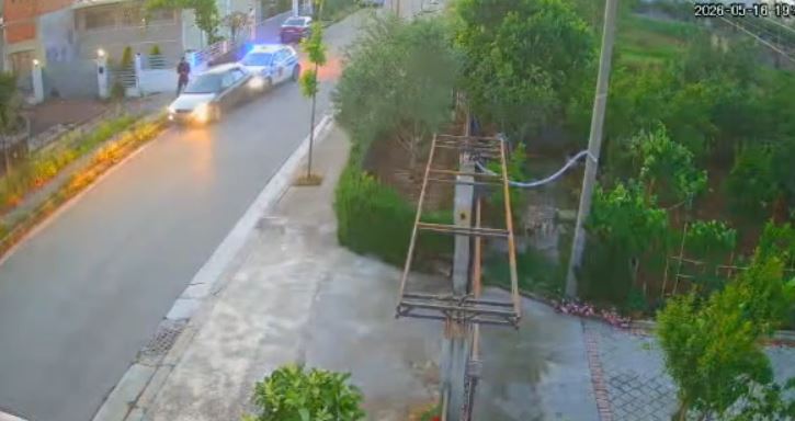 Pas Nikoll Radaçit një tjetër shofer me shpejtësi dhe i dehur në timon, pamje nga momenti kur përplas patrullën e policisë