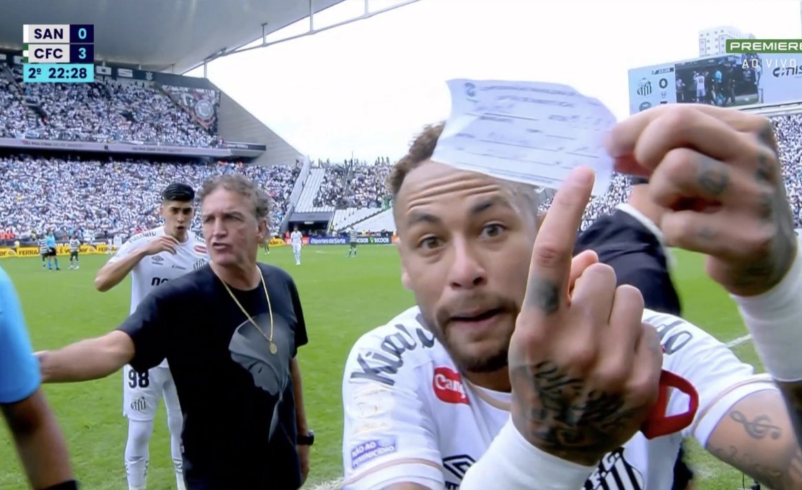 Skandal: Neymar largohet gabimisht nga loja, referët nuk e lejuan të kthehej