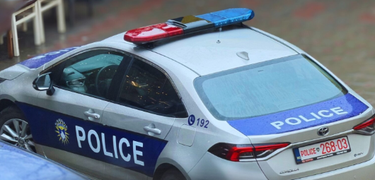 Sulmuan fizikisht policët, arrestohen dy burra në Pejë 