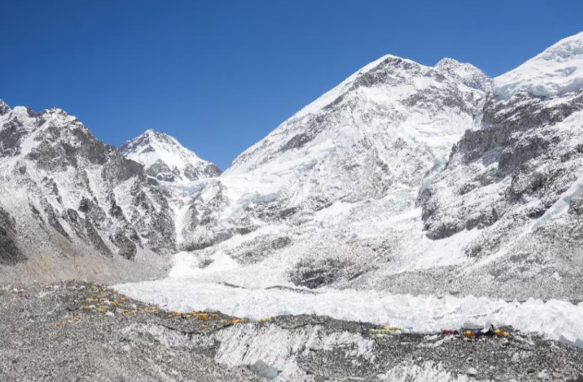56 vjeçari nepalez ngjitet në malin Everest për herën e 32-të rekord