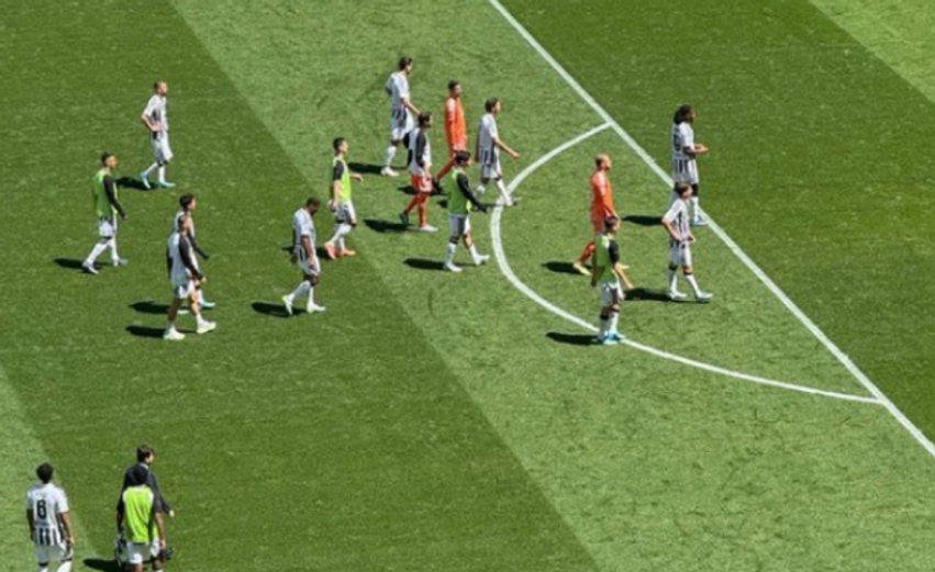 Juventusi mbetet jashtë Champions  ultrasit i thërrasin dhe shpërthejnë para lojtarëve  Tregoni b let