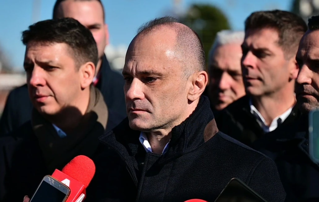 Filipçe: Qeveria po e çon vendin drejt kolapsit financiar