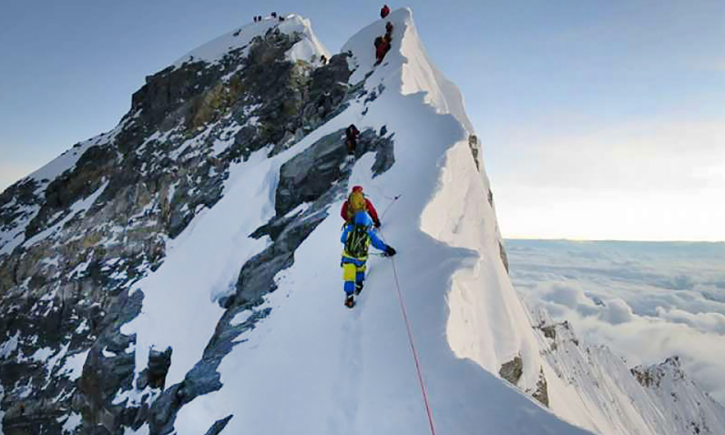 56 vjeçari nepalez ngjitet në malin Everest për herën e 32-të