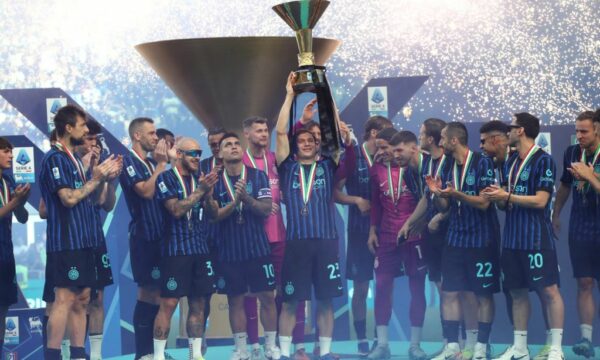 Interi e ngrit në qiell trofeun e Serie A
