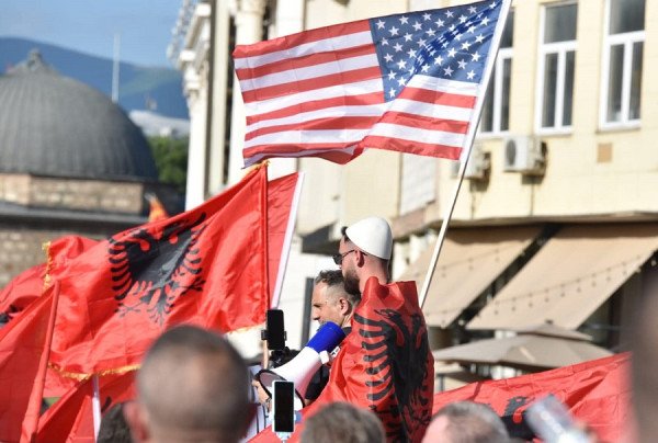 ​Zbardhet arsyeja e arrestimit të tre studentëve në protestën për gjuhën shqipe