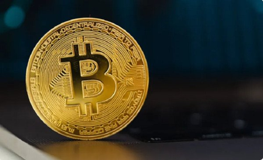 Bitcoin bie nën 77 000 dollarë