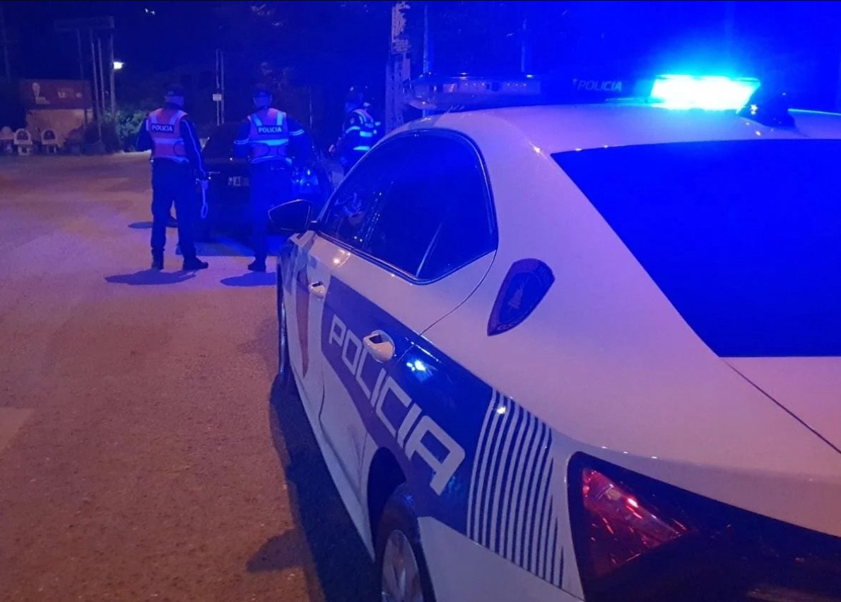 Po transferohej nga komisariati i Kuçovës në Fier, 45-vjeçari i merr armën e shërbimit efektivit dhe e plagos! Në trup kishte fshehur…
