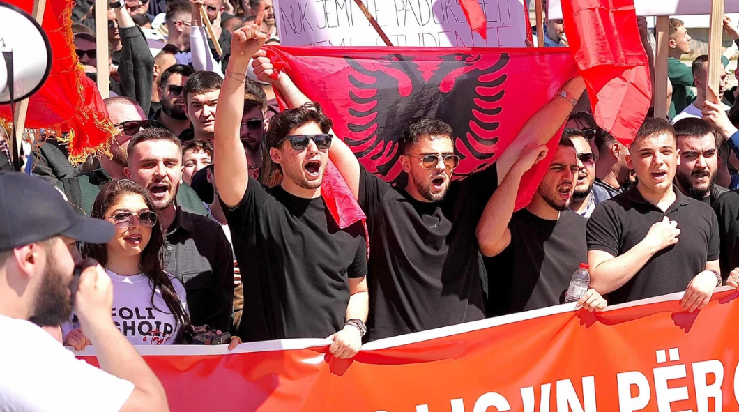 “Vetëm studentët ndryshojnë historinë” – Profesori del me thirrje të fuqishme para protestës 