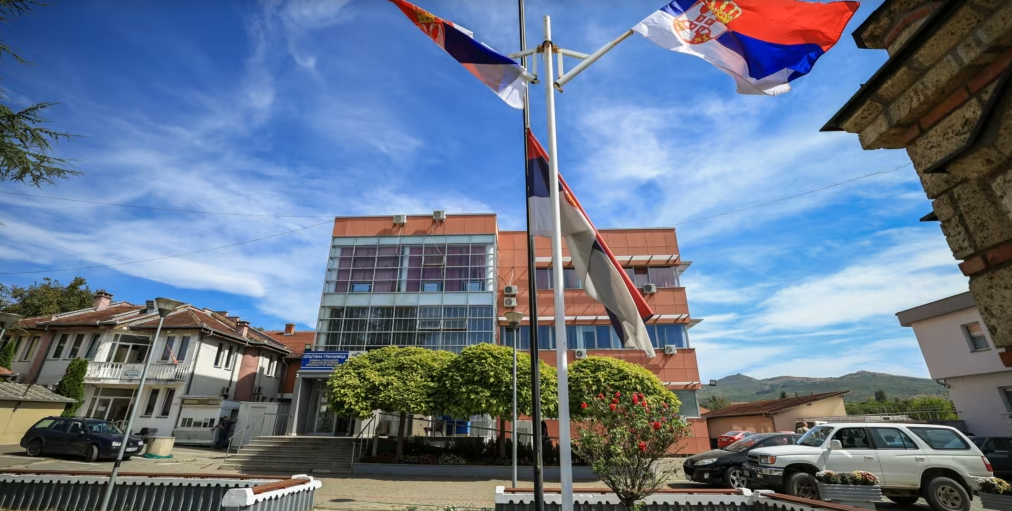 Pas dekadash në institucionet serbe në Kosovë, shkarkime nga puna “për arsye politike”