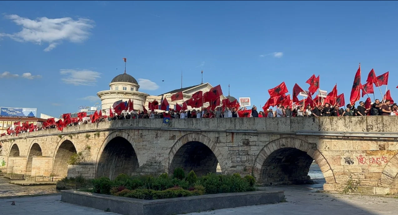 Protesta e studentëve shqiptarë në Shkup mbyllet me ndërhyrje policore – disa të ndaluar dhe të arrestuar