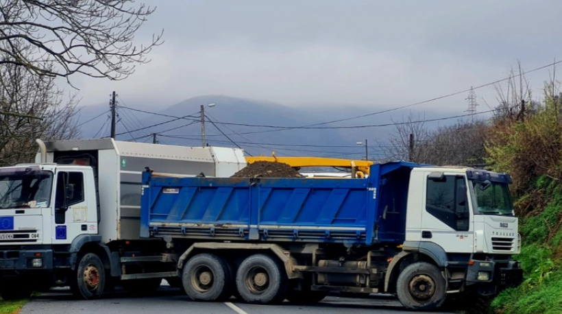 Incidenti në Skenderaj rikthen kujtimet e barrikadave të vitit 2023, ekspertët kërkojnë maturi politike