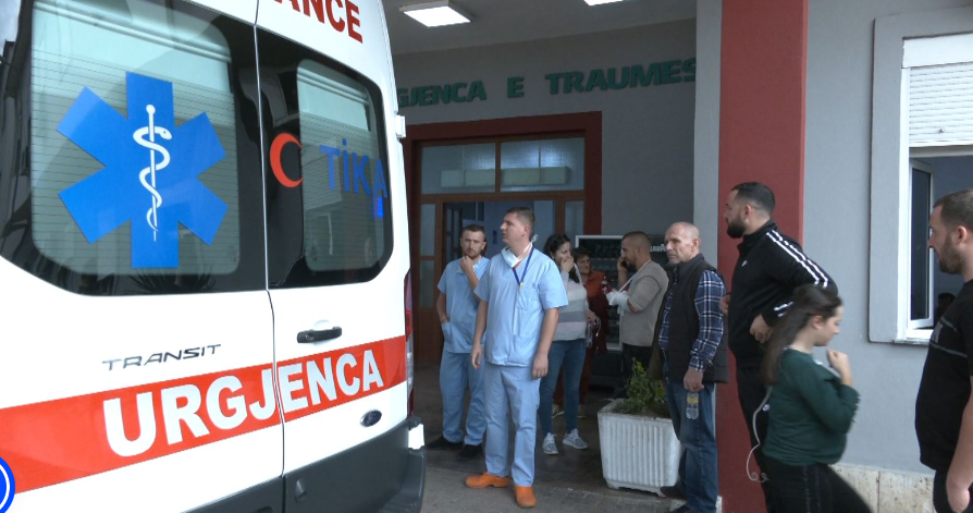 E plagosën me armën e shërbimit/ Efektivi transportohet te Trauma, mjekët: Gjendja e 20-vjeçarit është stabël