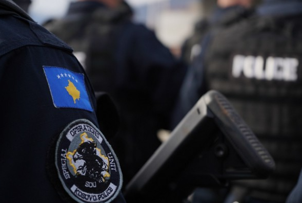 Suspendohen dy policë serbë në veri, u kapën të zhveshur në veturë