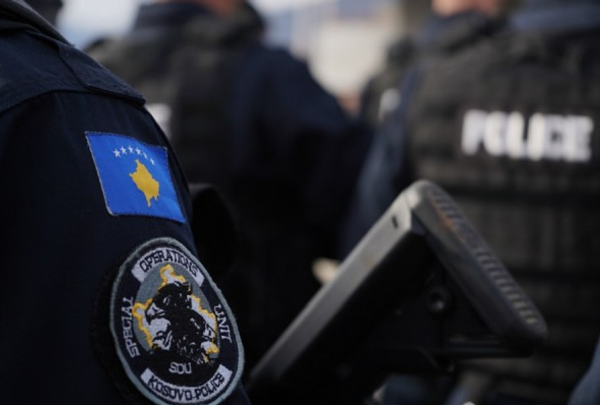 suspendohen-dy-police-serbe-ne-veri-u-kapen-te-zhveshur-ne-veture