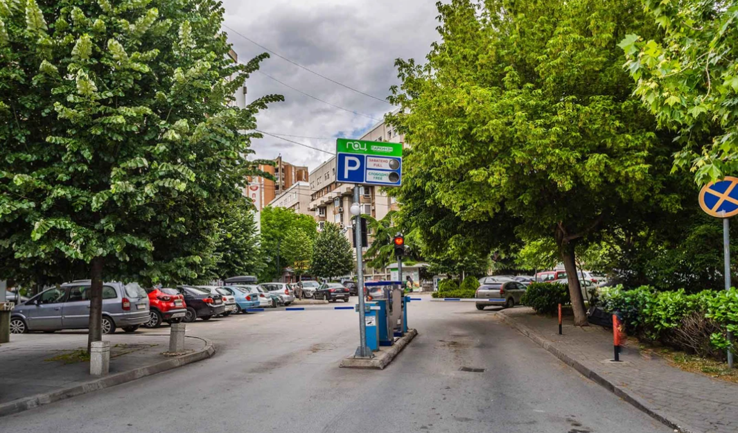 Sistem i ri parkimi në Komunën Qendër-Shkup: Automjeti i parë falas, i dyti 500 denarë në muaj, i treti 1.500 denarë