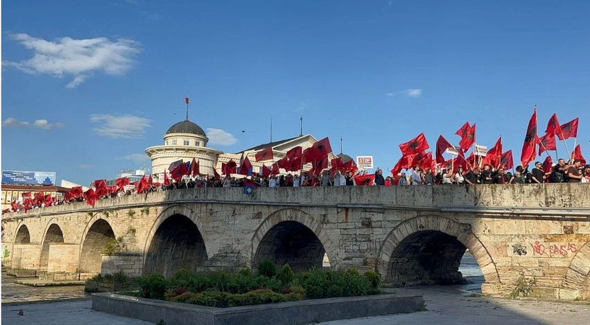 Studentët nga Tirana pranë Shkupit  pjesa tjetër e protestuesve kthehet për t i pritur