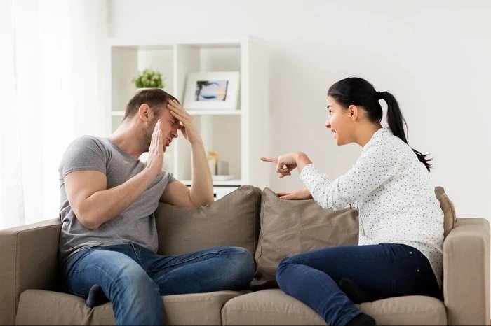 Nëse ju ndërpresin vazhdimisht kur flisni, përdorni këtë truk që i bën të gjithë t’ju dëgjojnë