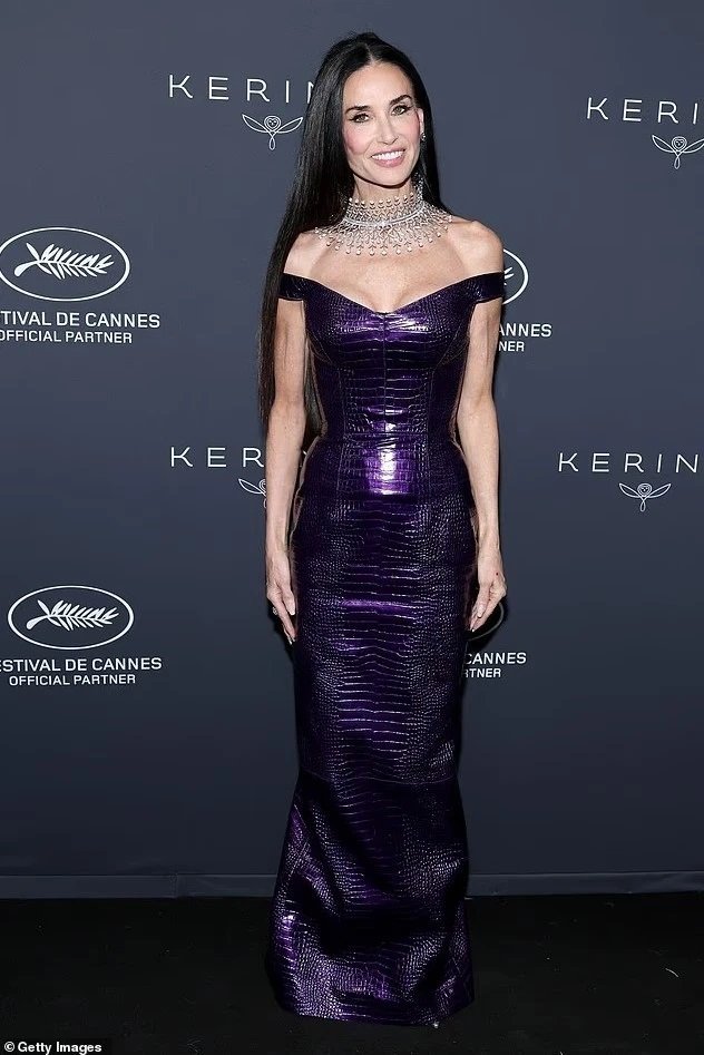Demi Moore mahnit në Kanë me paraqitjen elegante në “Kering Women In Motion”