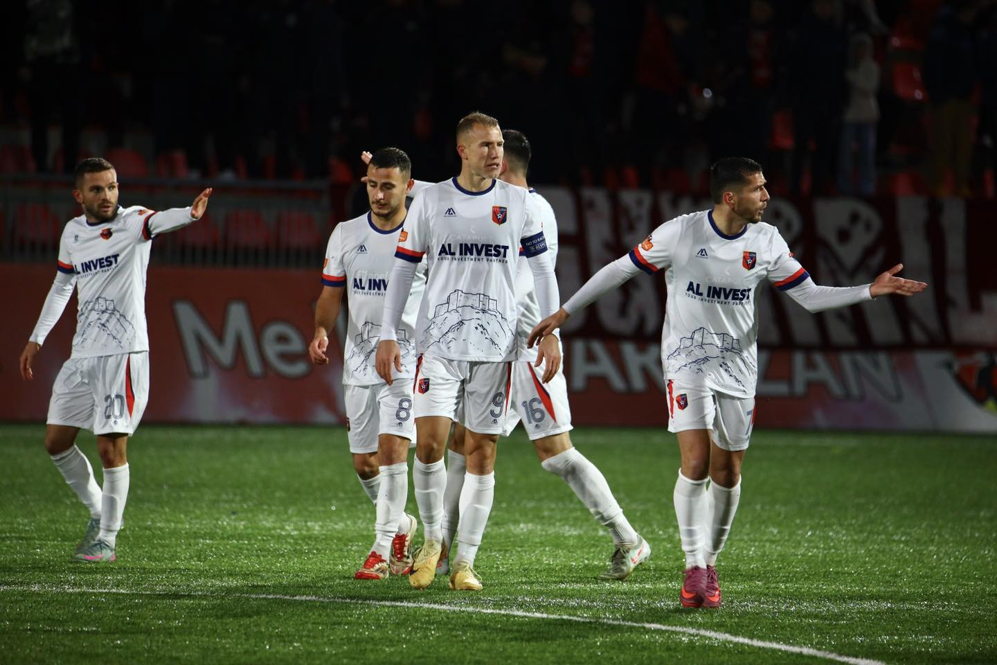 “Janë rrahur në ekip”, akuza e ish-futbollistit të Vllaznisë për situatën e kuqebluve: Ka përçarje se vetëm dy vetë marrin rroga