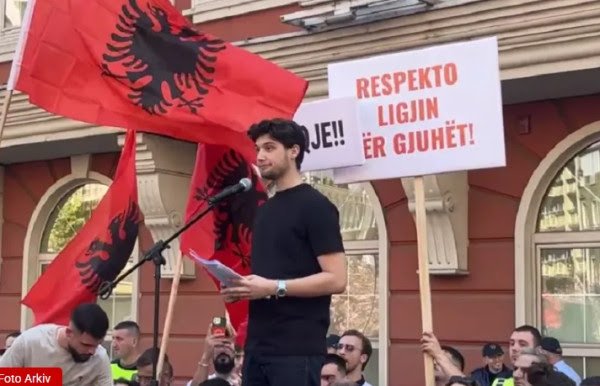 “Studentët duhet të përkrahen, derisa të pranohet gjuha shqipe”, albanologët e mbështesin protestën e studentëve në Shkup