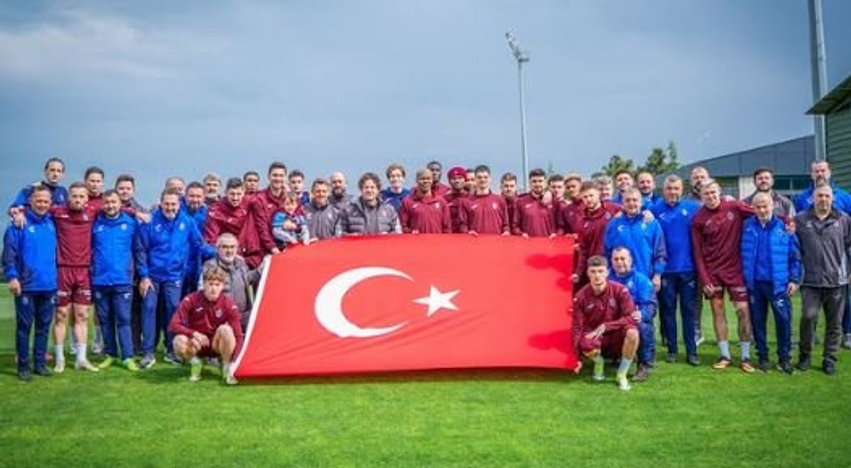 sulmuesi-i-shqiperise-pozon-me-flamurin-turk