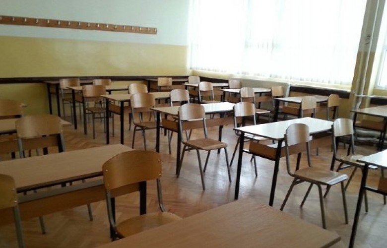 Punëtorët teknikë të shkollave në Prishtinë në grevë për shkak të pagave