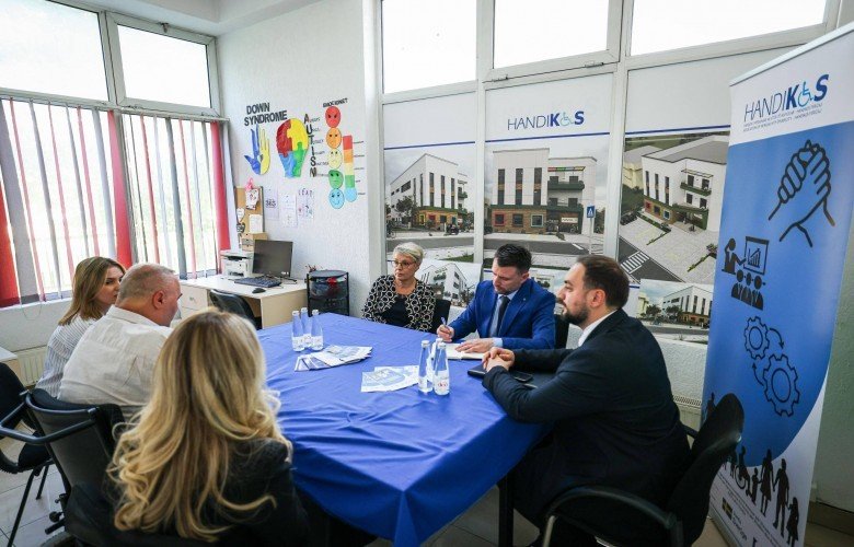 Gërvalla takon përfaqësuesit e Handikosit në Ferizaj, premton mbështetje