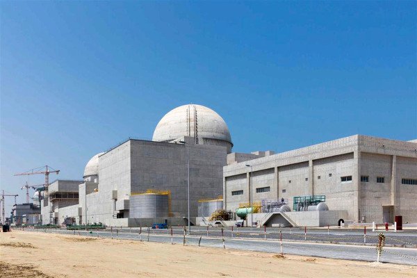 Emiratet thonë se dronë nga Iraku qëlluan centralin bërthamor “Barakah”