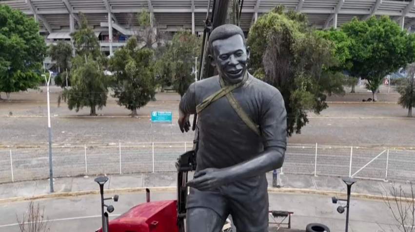 Statuja gjigante e Peles vendoset jashtë stadiumit