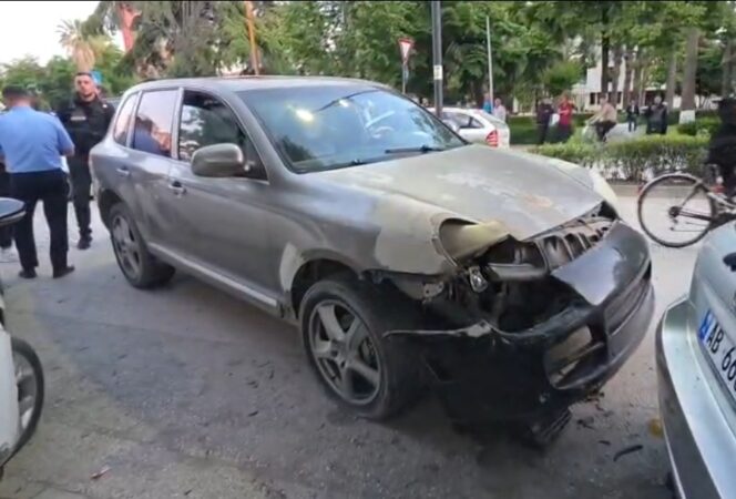 Përplasi automjetet e parkuara, i hoqi targen makinës dhe tentoi të arratisej, arrestohet shoferi në Fier