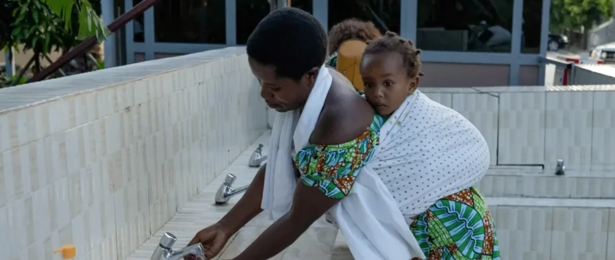 Ebola mund të përhapet më shpejt nga sa mendohej fillimisht, paralajmëron mjekja e OBSH-së