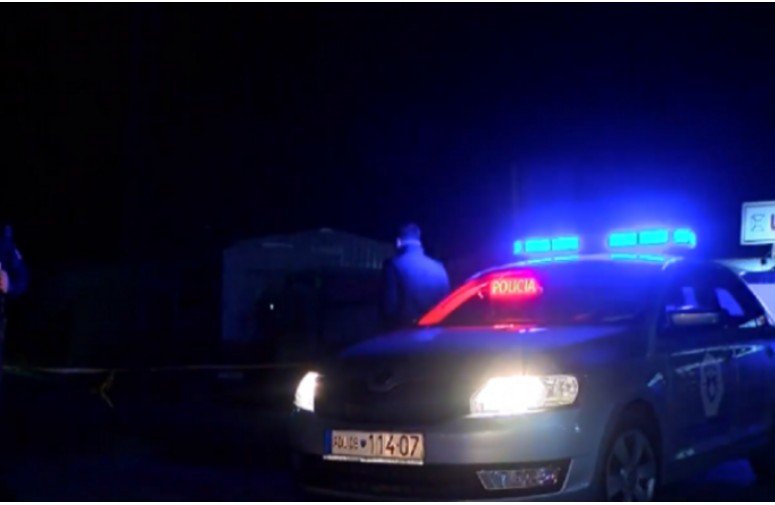 Publikohet fotografia e zyrtares policore që u kap e zhveshur me kolegun në veturën zyrtare