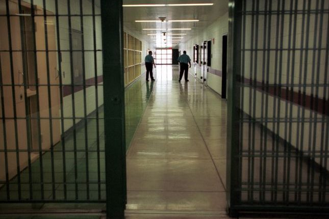 Një person dyshohet se sulmoi katër zyrtarë korrektues në Qendrën Korrektuese në Pejë