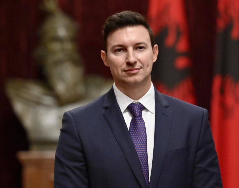 Mbështeti studentët dhe kërkoi të drejtat e shqiptarëve në Maqedoni, raportohet se ambasadori Denion Meidani është liruar nga detyra