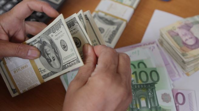 Këmbimi valutor 19 maj/ Me sa blihen e shiten dollari dhe euro, çfarë ndodh me monedhat e tjera