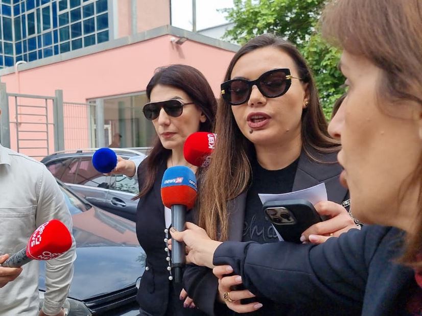 Rreth 30 minuta në SPAK, Mirlinda Karçanaj pyetet për përgjegjësitë në AKSHI, avokatja e saj shtyn mikrofonat e gazetarëve