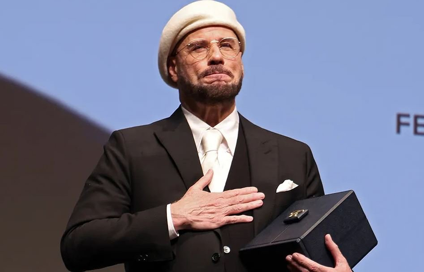 john-travolta-tregon-arsyen-pse-u-shfaq-me-berete-ne-kane-doja-te-dukesha-si-regjisor