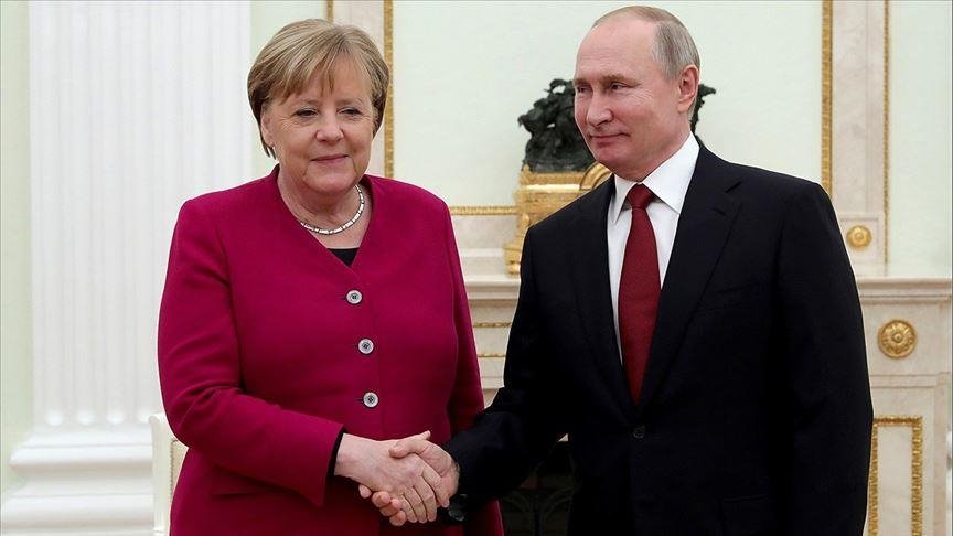 “BE duhet të bëjë përpjekje diplomatike për t’i dhënë fund luftës”, Merkel kërkon dialog me Moskën: Do ishte gabim të nënvlerësohej Putin