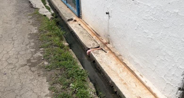 300 familje në fshatin Ferras të Fierit 'bashkëjetojnë' me ujërat e zeza, shkak bllokimi i kolektorëve